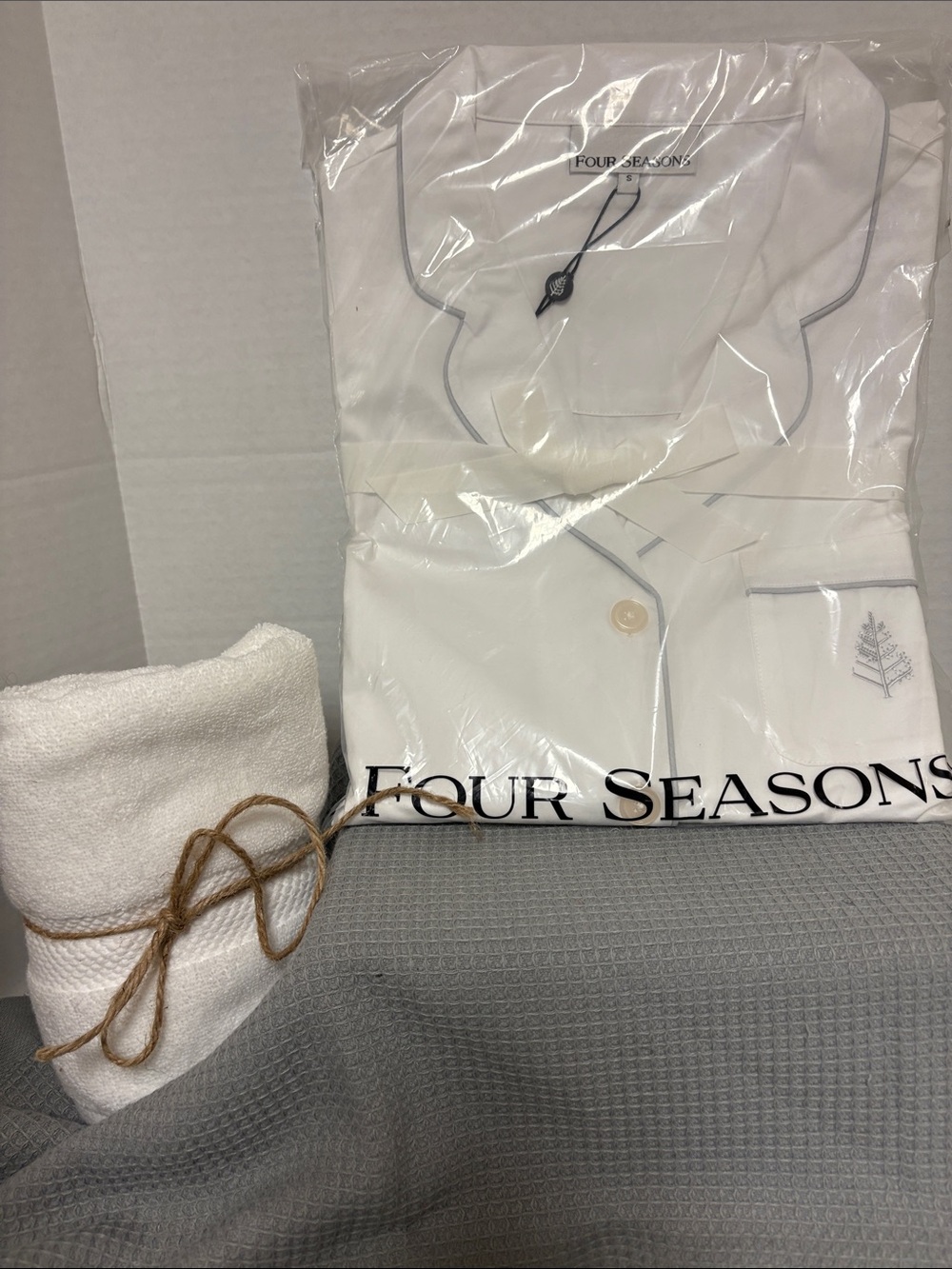 WOMEN'S HOTEL PAJAMA SET
